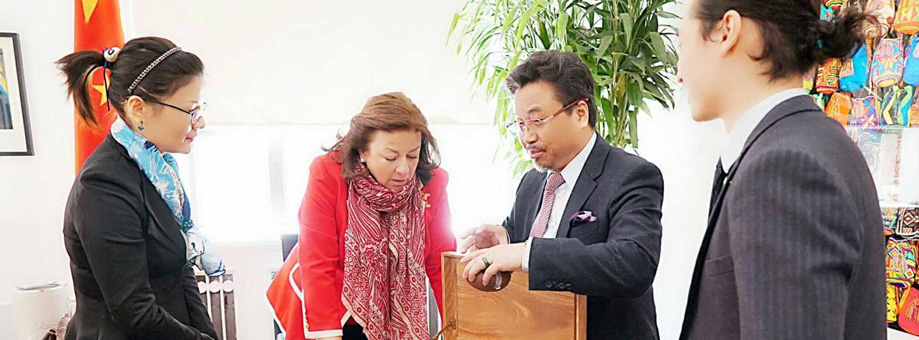 我們的中秋國禮被六個國家的大使收藏